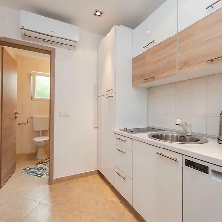 Simic Apartment Vir